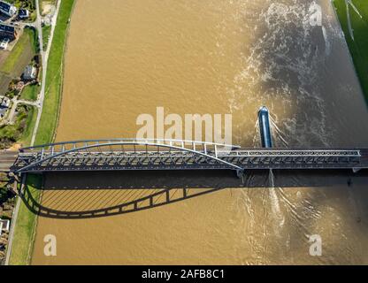 Photo aérienne, vieux pont marteau, pont en arc en acier entre Düsseldorf et Neuss, d'un cargo, Brown, de l'eau du Rhin Rhin, pont du Rhin de fer, t0 Banque D'Images