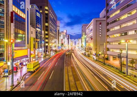 Hiroshima, Japon cityscape voir au-dessus de Aioi-Dori Avenue, le quartier commercial central au centre-ville au crépuscule. Banque D'Images