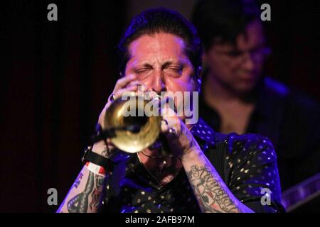 Wilmington, DE, USA. 14 Décembre, 2019. Musicien de jazz BRIAN NEWMAN effectuer pendant une célébration vendredi, 13 septembre 2019, au Théâtre de la Reine à Wilmington, Delaware. Credit : Saquan Stimpson/ZUMA/Alamy Fil Live News Banque D'Images