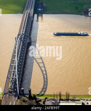 Photo aérienne, Alte Hammer Bridge, pont en arc en acier entre Düsseldorf et Neuss, d'un cargo, Brown, de l'eau du Rhin Rhin, pont du Rhin, de la br Banque D'Images