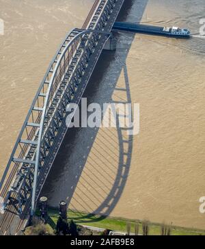 Photo aérienne, Alte Hammer Bridge, pont en arc en acier entre Düsseldorf et Neuss, d'un cargo, Brown, de l'eau du Rhin Rhin, pont du Rhin, de la br Banque D'Images