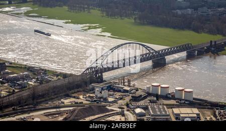 Photo aérienne, Alte Hammer Bridge, pont en arc en acier entre Düsseldorf et Neuss, d'un cargo, Brown, de l'eau du Rhin Rhin, pont du Rhin, de la br Banque D'Images