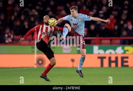 Aston Villa's Bjorn Engels (droite) et Sheffield United's David McGoldrick bataille pour la balle durant le match de Premier League Lane, Sheffield. Banque D'Images