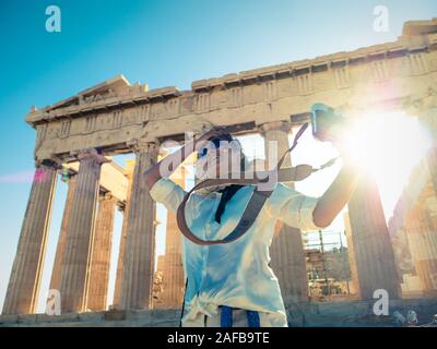 Jeune femme prendre des photos touristiques à Parthénon à Athènes l'acropole, Grèce Banque D'Images