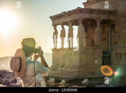 Jeune femme prendre des photos touristiques à Parthénon à Athènes l'acropole, Grèce Banque D'Images