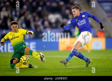 Leicester City's Jamie Vardy (à droite) a un tir bloqué par la ville de Norwich Max Aarons au cours de la Premier League match à King Power Stadium, Leicester. Banque D'Images