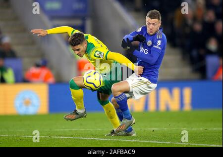 Leicester City's Jamie Vardy (droite) et Norwich City's Max Aarons bataille pour la balle au cours de la Premier League match à King Power Stadium, Leicester. Banque D'Images