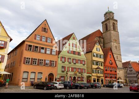 Vue générale sur les beaux hôtels et cafés de Weinmarkt à Dinkelsbühl, Franconie centrale, Bavière, Allemagne. Banque D'Images