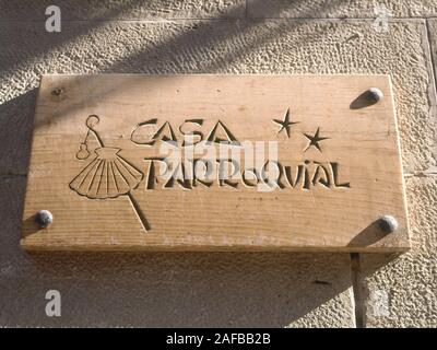 CARTEL DE LA CASA PARROQUIAL CON LOS SIMBOLOS DE LOS PEREGRINOS DE CAMINO DE SANTIGO. Emplacement : Iglesia del CRUCIFIJO. PUENTE LA REINA. NAVARRA. L'ESPAGNE. Banque D'Images