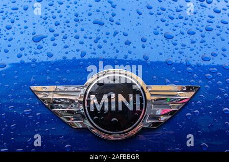 Uzhhorod, Ukraine - 14 août, 2013 : Mini cooper logo sur le capot métallique bleu véhicule humide. Après la pluie Banque D'Images