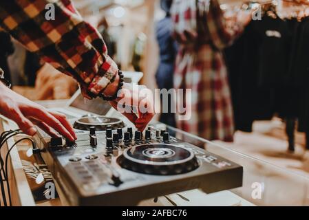 DJ mélange des morceaux lors de l'ouverture du magasin Banque D'Images