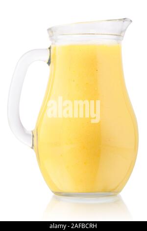 Smoothie banane mangue dans un pichet de verre isolé Banque D'Images