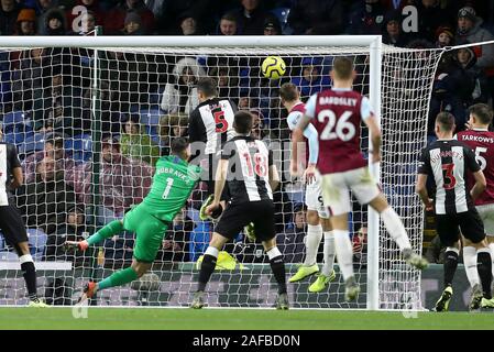 Burnley, Royaume-Uni. 14 Décembre, 2019. Chris Wood de Burnley (9) est à la tête de la balle et marque son 1er équipes objectif. Premier League, Burnley v Newcastle Utd à Turf Moor à Burnley, Lancashire le samedi 14 décembre 2019. Cette image ne peut être utilisé qu'à des fins rédactionnelles. Usage éditorial uniquement, licence requise pour un usage commercial. Aucune utilisation de pari, de jeux ou d'un seul club/ligue/dvd publications. Photos par Chris Stading/Andrew Orchard la photographie de sport/Alamy live news Crédit : Andrew Orchard la photographie de sport/Alamy Live News Banque D'Images