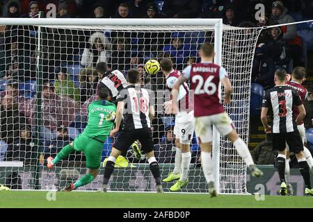 Burnley, Royaume-Uni. 14 Décembre, 2019. Chris Wood de Burnley (9) est à la tête de la balle et marque son 1er équipes objectif. Premier League, Burnley v Newcastle Utd à Turf Moor à Burnley, Lancashire le samedi 14 décembre 2019. Cette image ne peut être utilisé qu'à des fins rédactionnelles. Usage éditorial uniquement, licence requise pour un usage commercial. Aucune utilisation de pari, de jeux ou d'un seul club/ligue/dvd publications. Photos par Chris Stading/Andrew Orchard la photographie de sport/Alamy live news Crédit : Andrew Orchard la photographie de sport/Alamy Live News Banque D'Images