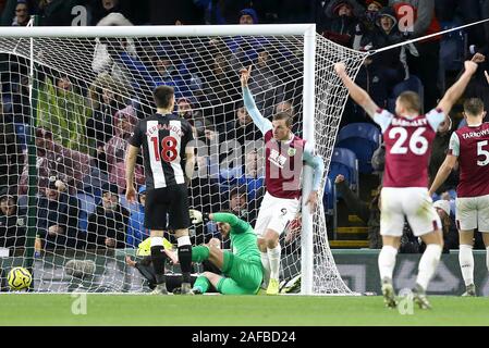 Burnley, Royaume-Uni. 14 Décembre, 2019. Chris Wood de Burnley (c) célèbre après avoir marqué son 1er but équipes. Premier League, Burnley v Newcastle Utd à Turf Moor à Burnley, Lancashire le samedi 14 décembre 2019. Cette image ne peut être utilisé qu'à des fins rédactionnelles. Usage éditorial uniquement, licence requise pour un usage commercial. Aucune utilisation de pari, de jeux ou d'un seul club/ligue/dvd publications. Photos par Chris Stading/Andrew Orchard la photographie de sport/Alamy live news Crédit : Andrew Orchard la photographie de sport/Alamy Live News Banque D'Images