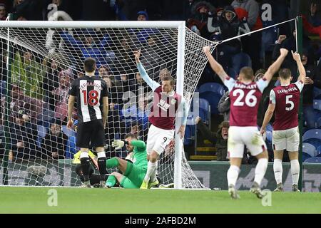 Burnley, Royaume-Uni. 14 Décembre, 2019. Chris Wood de Burnley (c) célèbre après avoir marqué son 1er but équipes. Premier League, Burnley v Newcastle Utd à Turf Moor à Burnley, Lancashire le samedi 14 décembre 2019. Cette image ne peut être utilisé qu'à des fins rédactionnelles. Usage éditorial uniquement, licence requise pour un usage commercial. Aucune utilisation de pari, de jeux ou d'un seul club/ligue/dvd publications. Photos par Chris Stading/Andrew Orchard la photographie de sport/Alamy live news Crédit : Andrew Orchard la photographie de sport/Alamy Live News Banque D'Images