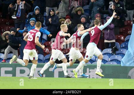 Burnley, Royaume-Uni. 14 Décembre, 2019. Chris Wood de Burnley (9) célèbre avec ses coéquipiers après avoir marqué son 1er but équipes. Premier League, Burnley v Newcastle Utd à Turf Moor à Burnley, Lancashire le samedi 14 décembre 2019. Cette image ne peut être utilisé qu'à des fins rédactionnelles. Usage éditorial uniquement, licence requise pour un usage commercial. Aucune utilisation de pari, de jeux ou d'un seul club/ligue/dvd publications. Photos par Chris Stading/Andrew Orchard la photographie de sport/Alamy live news Crédit : Andrew Orchard la photographie de sport/Alamy Live News Banque D'Images