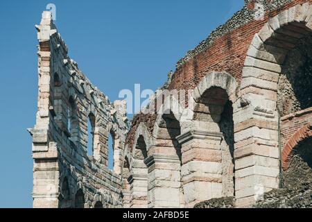 Libre une partie du mur de l'ancienne Rome Colisée ou Arena de Vérone en Italie. Banque D'Images