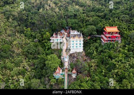 Vue aérienne Dragon statue avec temple et sanctuaire rouge sur la colline parlementaire à la forêt tropicale à Wat Ban Tham, Kanchanaburi Banque D'Images