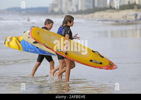 Junger Surfer am Strand von Surfers Paradise, Gold Coast, Queensland, Australie Banque D'Images