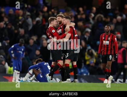 Stamford Bridge, Londres, Royaume-Uni. 14 Décembre, 2019. Premier League anglaise de football, Chelsea contre Bournemouth AFC ; Simon Francis, Jack Stacey et Chris Mepham célèbre de Bournemouth Bournemouth à plein temps comme après la défaite 0-1 Chelsea - strictement usage éditorial uniquement. Pas d'utilisation non autorisée avec l'audio, vidéo, données, listes de luminaire, club ou la Ligue de logos ou services 'live'. En ligne De-match utilisation limitée à 120 images, aucune émulation. Aucune utilisation de pari, de jeux ou d'un club ou la ligue/player Crédit : publications Plus Sport Action/Alamy Live News Banque D'Images