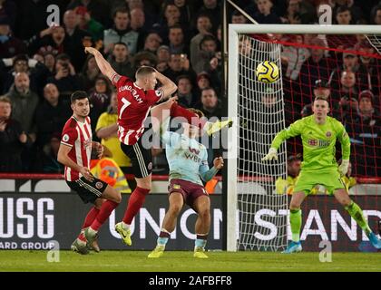 14 décembre 2019 ; Bramall Lane, Sheffield, Yorkshire, Angleterre, Premier League anglaise de football, Sheffield United et Aston Villa ; Jean Lundstram de Sheffield United efface la balle après Jack Grealish de Aston Villa touche la barre avec une pénalité à la 77e minute avec Dean Henderson de Sheffield United a proximité - strictement usage éditorial uniquement. Pas d'utilisation non autorisée avec l'audio, vidéo, données, listes de luminaire, club ou la Ligue de logos ou services 'live'. En ligne De-match utilisation limitée à 120 images, aucune émulation. Aucune utilisation de pari, de jeux ou d'un club ou la ligue/dvd publications Banque D'Images