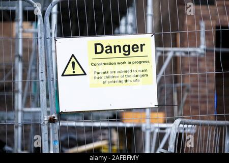 La sécurité commence ici et de santé et sécurité conseil construction remarquer des signes où les travaux de construction sont en cours Banque D'Images