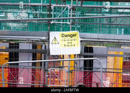 La sécurité commence ici et de santé et sécurité conseil construction remarquer des signes où les travaux de construction sont en cours Banque D'Images