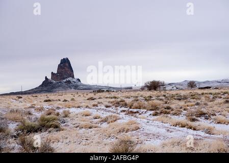 L'hiver à Agathla Peak près de Kayenta, AZ, vu de la route US 163 Banque D'Images