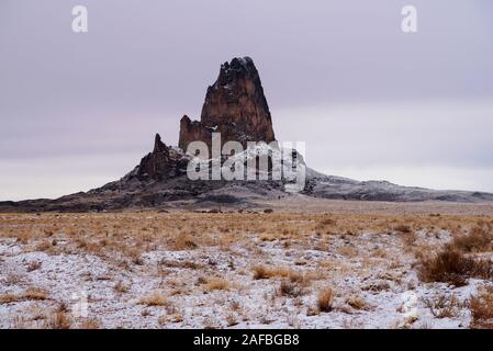 Agathla Peak (Navajo : Aghaałą́, Espagnol : El Capitan) est un pic au sud de Monument Valley, Arizona, qui s'élève à 1500 pieds au-dessus du niveau de la mer Banque D'Images