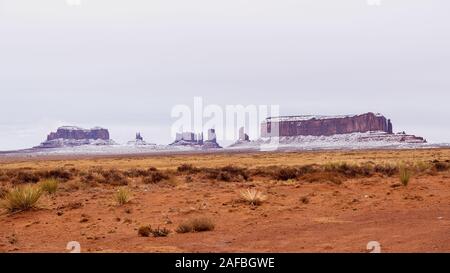 Sept magnifiques à Monument Valley : Saddleback, roi sur son trône, Stagecoach, Ours et Lapin, Castle Rock, Grand Chef, et Sentinel Mesa Banque D'Images