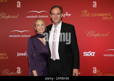 Burkhard Jung mit Ehefrau Ayleena Jung bei der 25. José Carreras dans Gala der Messehalle. Leipzig, 12.12.2019 Banque D'Images