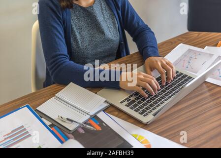 Close-up of woman hand typing on laptop Banque D'Images