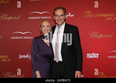 Burkhard Jung mit Ehefrau Ayleena Jung bei der 25. José Carreras dans Gala der Messehalle. Leipzig, 12.12.2019 Banque D'Images