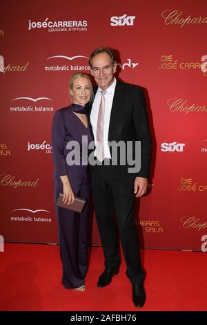 Burkhard Jung mit Ehefrau Ayleena Jung bei der 25. José Carreras dans Gala der Messehalle. Leipzig, 12.12.2019 Banque D'Images