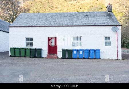 Vert et Bleu wheelie bins dans une rangée sur la rue à l'extérieur chambre attendent pour recueillir les hommes bin Banque D'Images