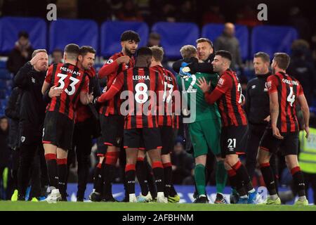 Londres, Royaume-Uni. 14 Décembre, 2019. Les joueurs et le personnel de Bournemouth célèbrent leur victoire au coup de sifflet final. Premier League, Chelsea v Bournemouth AFC au stade de Stamford Bridge, à Chelsea, Londres, le samedi 14 décembre 2019. Cette image ne peut être utilisé qu'à des fins rédactionnelles. Usage éditorial uniquement, licence requise pour un usage commercial. Aucune utilisation de pari, de jeux ou d'un seul club/ligue/dvd publications. pic par Steffan Bowen/Andrew Orchard la photographie de sport/Alamy live news Crédit : Andrew Orchard la photographie de sport/Alamy Live News Banque D'Images