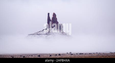 Brouillard et neige au roi sur sa formation de roches du trône dans le parc tribal Monument Valley Navajo Banque D'Images