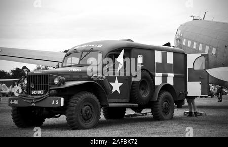 1942 Dodge WC54 Ambulance garée à côté d'un 1944 C-47 Dakota "Betsy's Biscuit Bomber à Shuttleworth pour commémorer le 75e anniversaire du D-Day. Banque D'Images