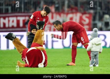 Munich, Allemagne. 14 décembre 2019. FC Bayern Munich - football Brême, Munich 14 Déc 2019. Philippe Coutinho, FCB 10 avec sa fille , Thiago ALCANTARA, FCB 6 fils avec Gabriel, et Bernie mascotte FCB FC BAYERN MUNICH - Werder Brême - DFL RÈGLEMENT INTERDIT TOUTE UTILISATION DES PHOTOGRAPHIES comme des séquences d'images et/ou quasi-vidéo - 1.ligue de soccer allemand , Munich, 14 décembre 2019 saison 2019/2020, match day 15, FCB, München © Peter Schatz / Alamy Live News Crédit : Peter Schatz/Alamy Live News Banque D'Images