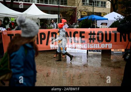 Philadelphie, USA. 14 décembre 2019. Militante de refuser le fascisme protester contre l'administration d'Atout dans le centre ville en tant que Président des Etats-Unis Trump est prévue pour assister à l'Assemblée Army-Navy Football Game au Lincoln Financial Field dans le Sud de Philadelphie, PA, le 14 décembre 2019. Credit : OOgImages/Alamy Live News Banque D'Images