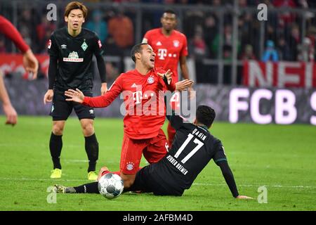 Munich, Allemagne. 14 décembre 2019. Thiago ALCANTARA (FCB), action, les duels contre Nuri Sahin (Werder Brême). Soccer 1.Bundesliga, 15e journée, journée15, FC Bayern Munich (M) - Werder Brême (HB) 6-1, le 14 décembre, 2019 dans Muenchen ALLIANZARENA, DFL RÈGLEMENT INTERDIT TOUTE UTILISATION DES PHOTOGRAPHIES COMME DES SÉQUENCES D'IMAGES ET/OU QUASI-vidéo. Dans le monde d'utilisation | Banque D'Images