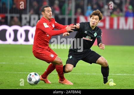 Munich, Allemagne. 14 décembre 2019. Thiago ALCANTARA (FCB), action, les duels contre Yuya OSAKO (Werder Brême). Soccer 1.Bundesliga, 15e journée, journée15, FC Bayern Munich (M) - Werder Brême (HB) 6-1, le 14 décembre, 2019 dans Muenchen ALLIANZARENA, DFL RÈGLEMENT INTERDIT TOUTE UTILISATION DES PHOTOGRAPHIES COMME DES SÉQUENCES D'IMAGES ET/OU QUASI-vidéo. Dans le monde d'utilisation | Banque D'Images