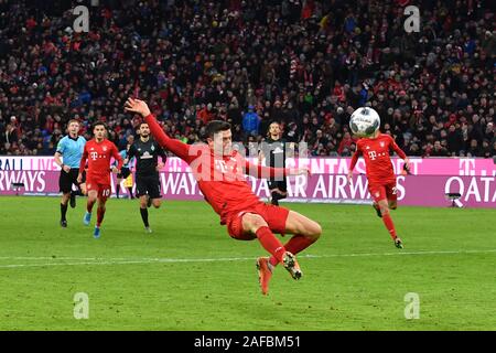 Munich, Allemagne. 14 décembre 2019. goalchance Robert LEWANDOWSKI (FC Bayern Munich), action, scène de la surface de réparation. Soccer 1.Bundesliga, 15e journée, journée15, FC Bayern Munich (M) - Werder Brême (HB) 6-1, le 14 décembre, 2019 dans Muenchen ALLIANZARENA, DFL RÈGLEMENT INTERDIT TOUTE UTILISATION DES PHOTOGRAPHIES COMME DES SÉQUENCES D'IMAGES ET/OU QUASI-vidéo. Dans le monde d'utilisation | Banque D'Images