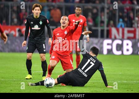 Munich, Allemagne. 14 décembre 2019. Thiago ALCANTARA (FCB), action, les duels contre Nuri Sahin (Werder Brême). Soccer 1.Bundesliga, 15e journée, journée15, FC Bayern Munich (M) - Werder Brême (HB) 6-1, le 14 décembre, 2019 dans Muenchen ALLIANZARENA, DFL RÈGLEMENT INTERDIT TOUTE UTILISATION DES PHOTOGRAPHIES COMME DES SÉQUENCES D'IMAGES ET/OU QUASI-vidéo. Dans le monde d'utilisation | Banque D'Images