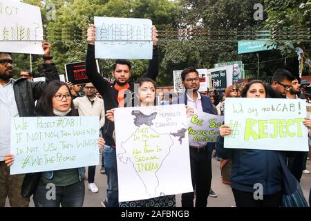 14 décembre 2019 - New Delhi, Inde, le 14 décembre 2019 : Des centaines de manifestants le Samedi a eu de rues de Delhi, le Jantar Mantar contre les récentes modifications apportées à la Loi sur la citoyenneté.Le projet de loi propose des modifications à une loi de 1955 pour offrir la citoyenneté à persécuté les Hindous, les Bouddhistes, les Sikhs, les jaïns, les Parsis et les chrétiens du pays à majorité musulmane du Bangladesh, l'Afghanistan et le Pakistan. Une fois informé, il accorde la citoyenneté aux personnes persécutées à partir de ces communautés, à condition qu'ils résident en Inde pour six ans. La date limite est le 31 décembre 2014. (Crédit Image : © Sauv Banque D'Images