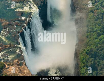 La sécheresse à Victoria Falls au Zimbabwe, près de Livingstone, comme aérienne pour la prise d'un hélicoptère Banque D'Images
