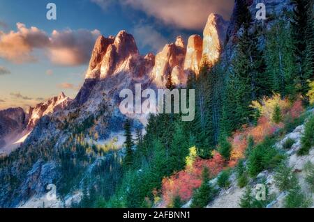 Liberty Bell Mountain avec couleur d'automne érable circiné et lever du soleil. North Cascades National Park. Washington Banque D'Images