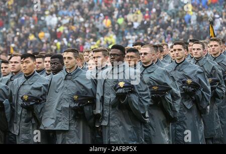 Philadelphia, PA, USA. 14 Décembre, 2019. Les cadets au cours de la marche avant un match de football NCAA entre l'armée et la marine des chevaliers noirs aspirants au Lincoln Financial Field à Philadelphie, PA. Mike Langish/Cal Sport Media. Credit : csm/Alamy Live News Banque D'Images