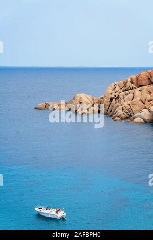 Voile sur bleu mer Méditerranée à Capo Testa Banque D'Images